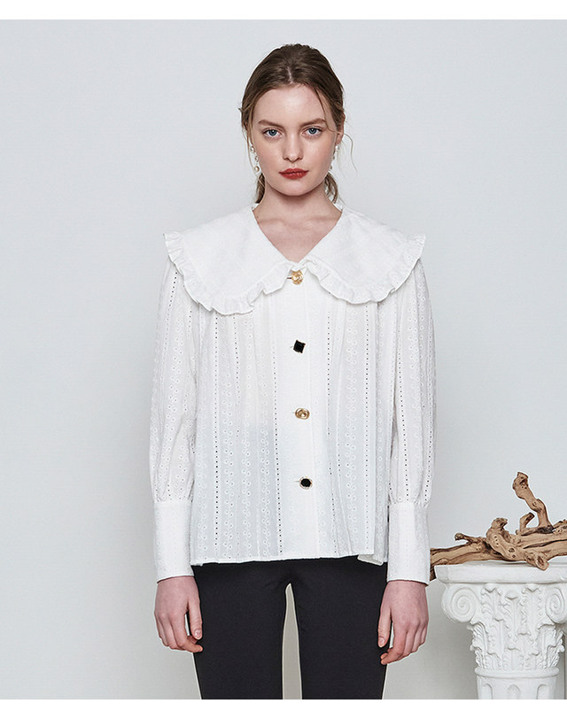 메이크어토스트 BIG COLLAR PUNCHING BLOUSE WHITE 착용컷