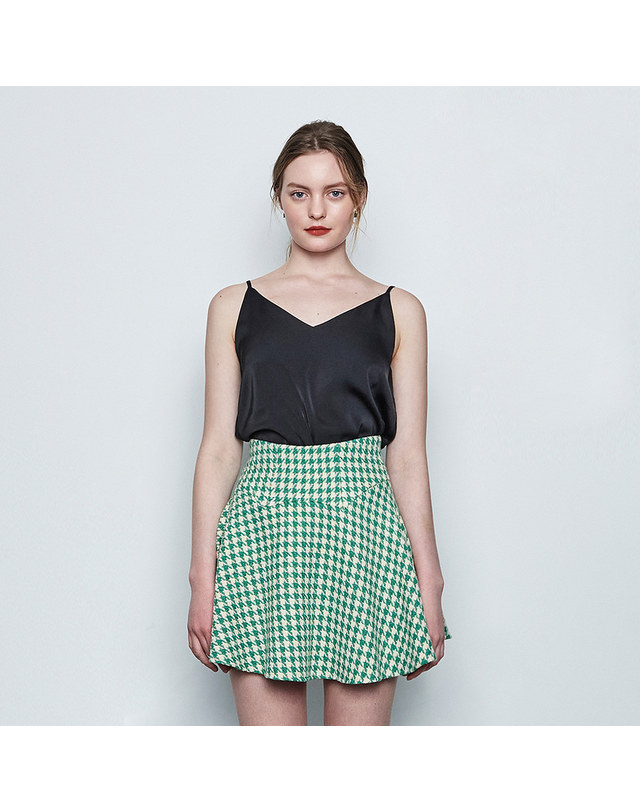 메이크어토스트 SILK SLEEVELESS BLOUSE - Black 착용컷
