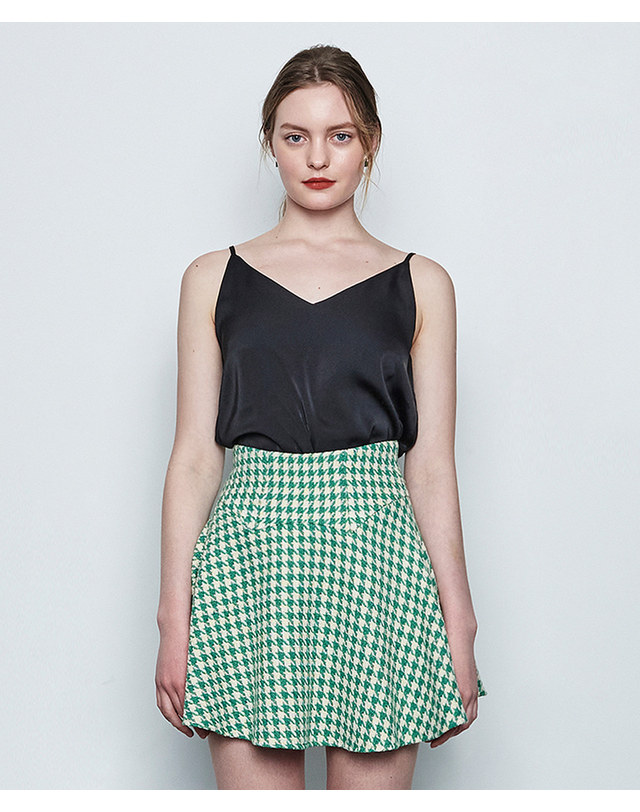 메이크어토스트 SILK SLEEVELESS BLOUSE - Black 착용컷