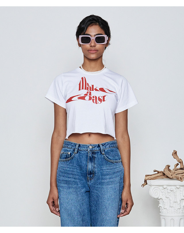 메이크어토스트 CROP LOGO T-SHIRTS RED 착용컷