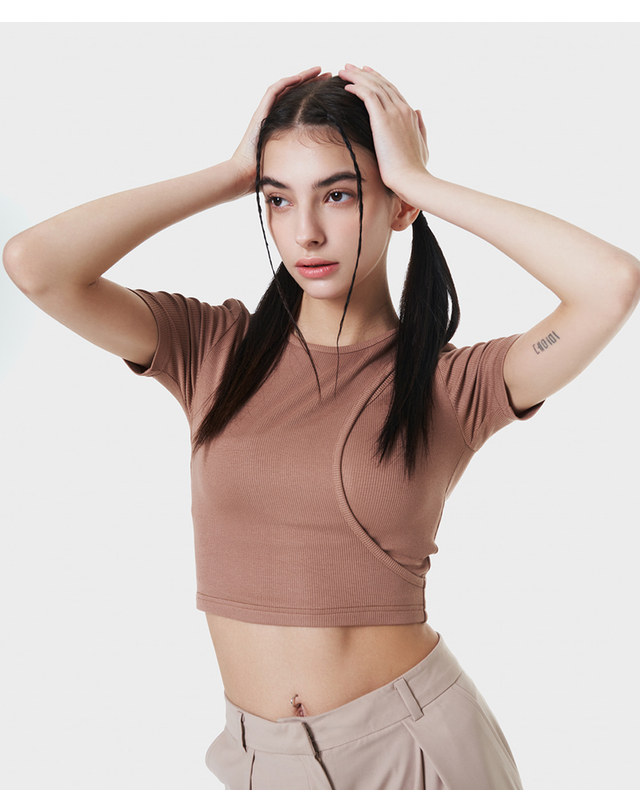 메이크어토스트 Slim open V-neck T-shirt BROWN MBCSTO005BR 착용컷