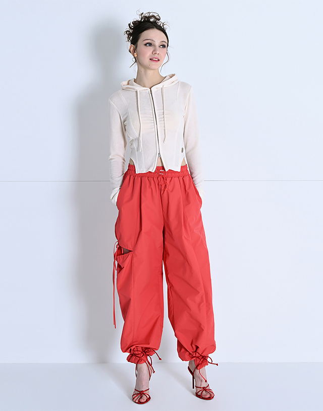 메이크어토스트 CUTOUT ONE-TUCK BANDING WIDE PANTS RED MBDSPA001RD 착용컷