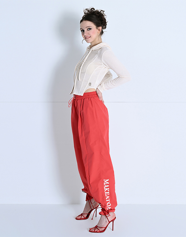 메이크어토스트 CUTOUT ONE-TUCK BANDING WIDE PANTS RED MBDSPA001RD 착용컷