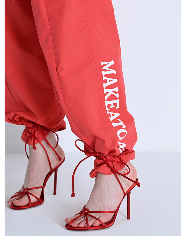 메이크어토스트 CUTOUT ONE-TUCK BANDING WIDE PANTS RED MBDSPA001RD 착용컷