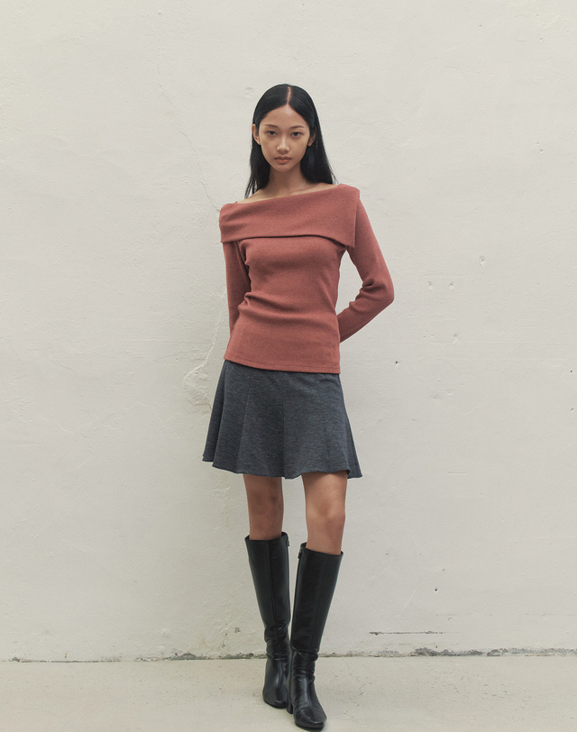 메이크어토스트 KNIT UNBALANCED OFF-SHOULDER TOP RED MBDFTO005RD 착용컷