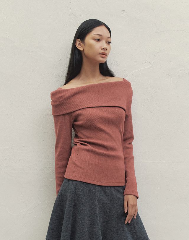 메이크어토스트 KNIT UNBALANCED OFF-SHOULDER TOP RED MBDFTO005RD 착용컷