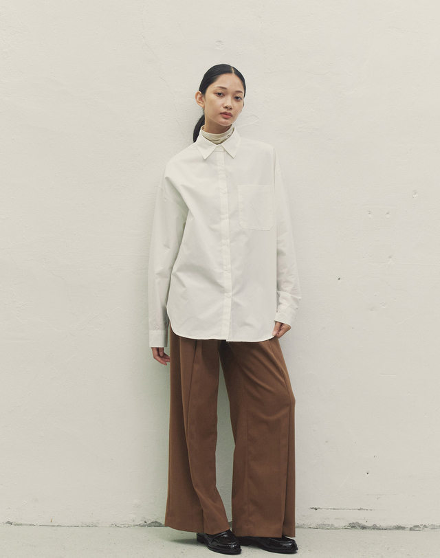 메이크어토스트 BASIC OVERSIZED-FIT LOGO SHIRT IVORY MBDFTO008IV 착용컷