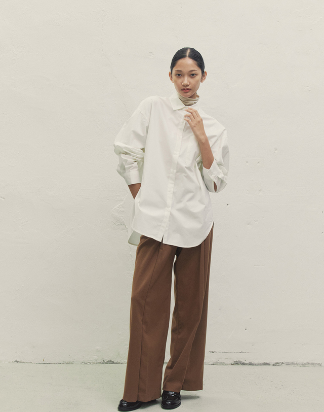 메이크어토스트 BASIC OVERSIZED-FIT LOGO SHIRT IVORY MBDFTO008IV 착용컷