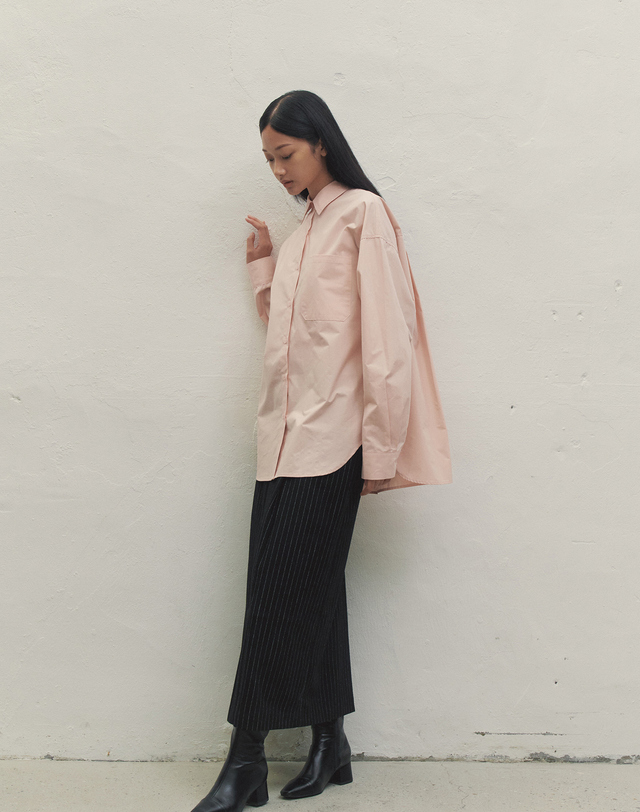 메이크어토스트 BASIC OVERSIZED-FIT LOGO SHIRT PINK MBDFTO008PK 착용컷