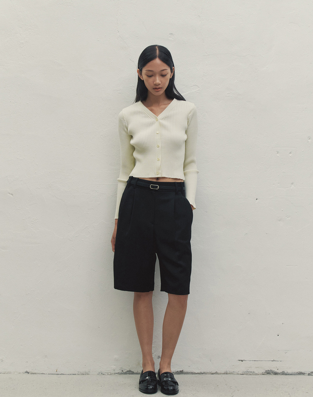 메이크어토스트 PINTUCK BERMUDA PANTS BLACK MBDFPA006BK 착용컷