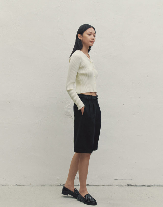 메이크어토스트 PINTUCK BERMUDA PANTS BLACK MBDFPA006BK 착용컷