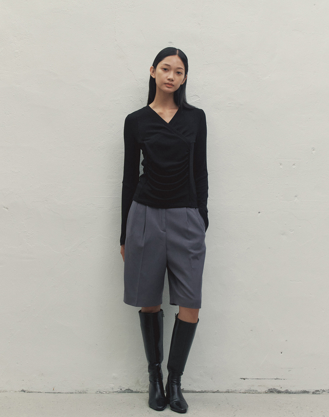 메이크어토스트 PINTUCK BERMUDA PANTS DARK GRAY MBDFPA006DG 착용컷