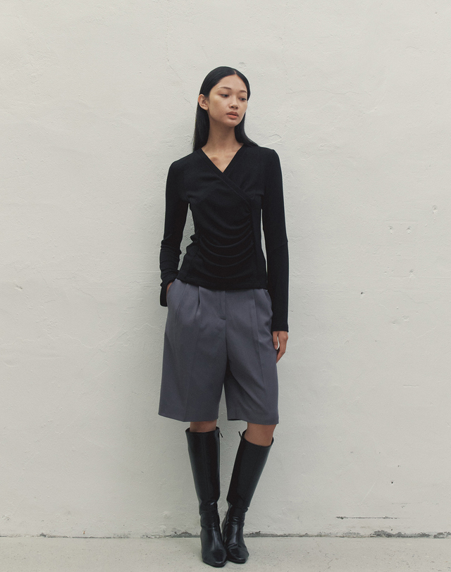 메이크어토스트 PINTUCK BERMUDA PANTS DARK GRAY MBDFPA006DG 착용컷