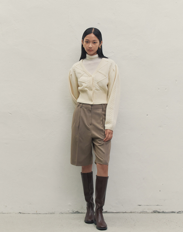 메이크어토스트 PINTUCK BERMUDA PANTS BROWN MBDFPA006BR 착용컷