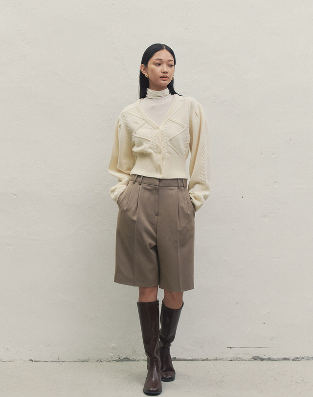 메이크어토스트 PINTUCK BERMUDA PANTS BROWN MBDFPA006BR 착용컷