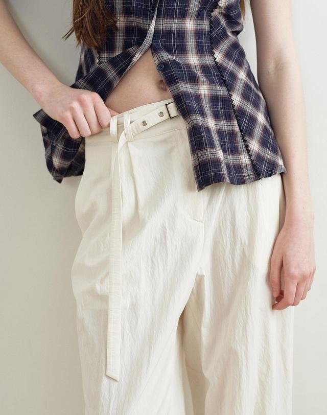 메이크어토스트 BELTED STRAIGHT FIT TWO-TUCK SLACKS (BEIGE) MBFSPA005BE 착용컷