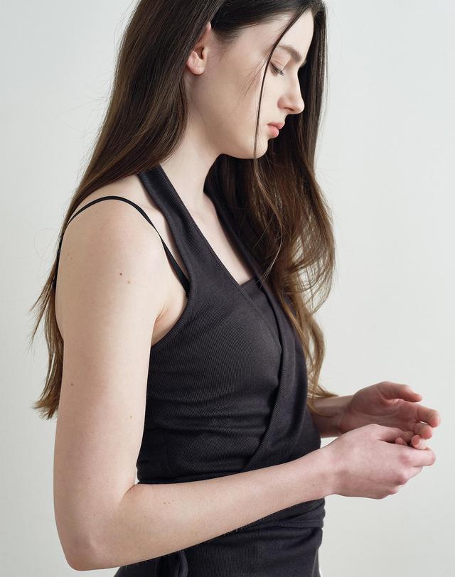 메이크어토스트 LAYERED WRAP HOLDER NECK SLEEVELESS TOP (DARK GRAY) MBFSTO023DG 착용컷