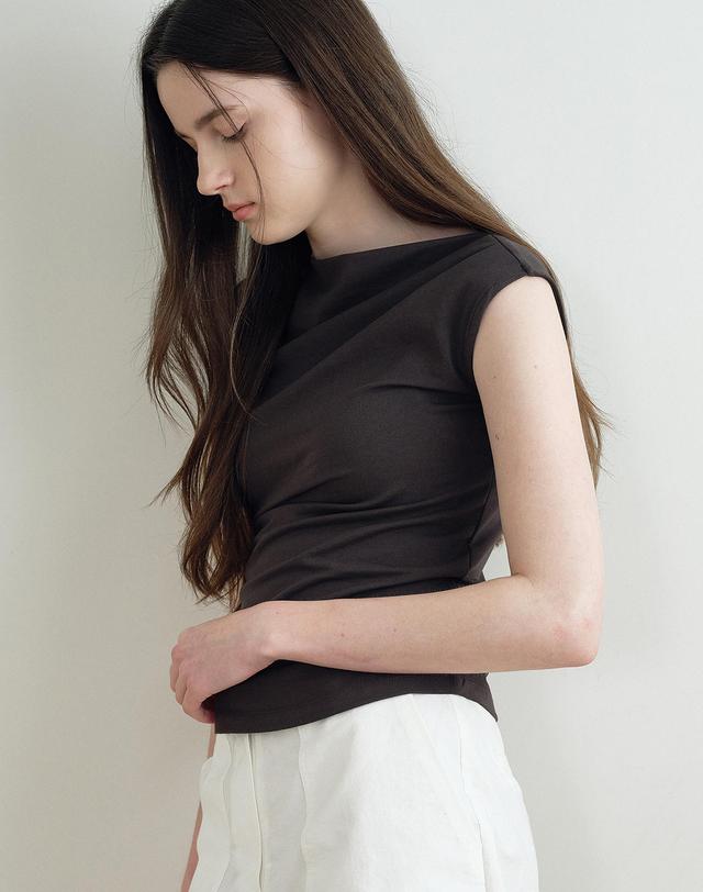 메이크어토스트 PINTUCK UNBALANCED SLEEVELESS TOP (DARK GRAY) MBFSTO010DG 착용컷