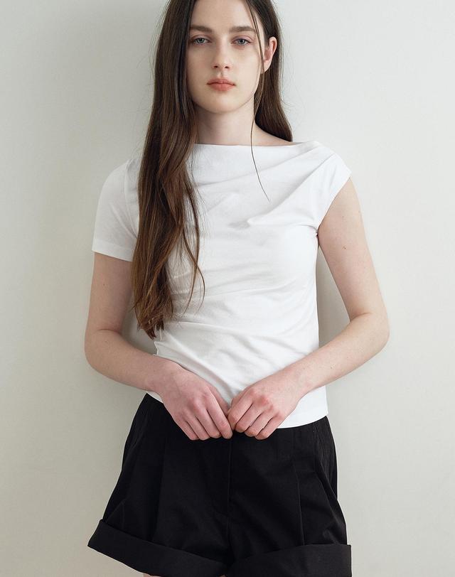 메이크어토스트 PINTUCK UNBALANCED SLEEVELESS TOP (IVORY) MBFSTO010IV 착용컷
