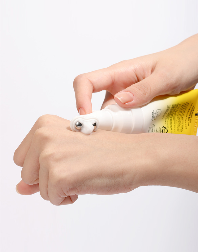 비홉 [유럽 에스테틱 아이크림] 비홉 비건 아이 리프팅 롤러 크림 30ml (마사지 롤러 일체형) 착용컷
