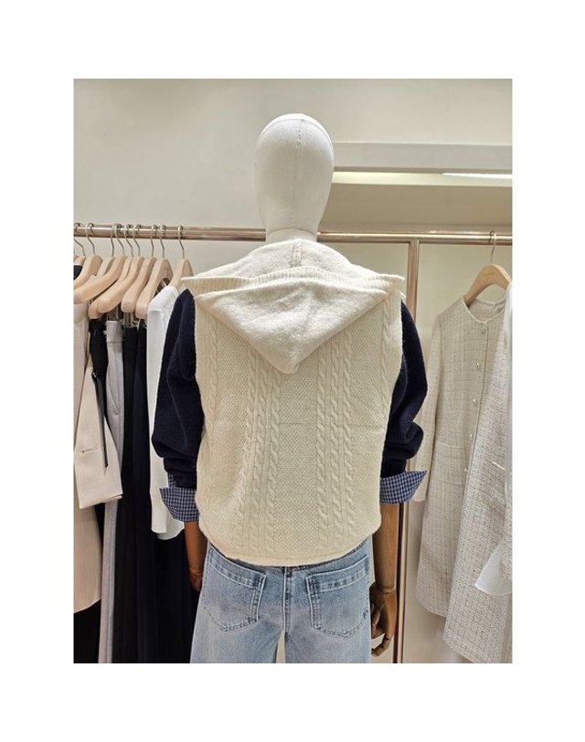 케네스레이디 [갤러리아] [케네스레이디](E509) 후드 꽈배기 스트링 베스트 (EVPVPJ9900) 착용컷