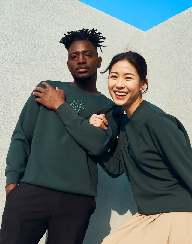 에이틴에이치 우먼 시그니처 로고 스웨트셔츠 | 허석프로의 에이틴에이치 골프캐주얼 착용컷