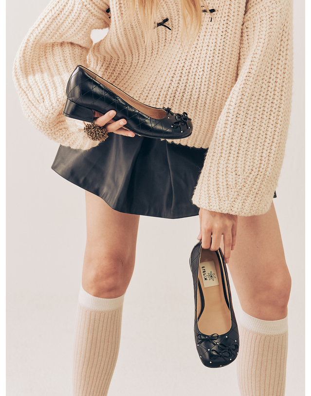 에뗄린 Petite Quilted Ribbon Pumps 쁘띠뜨 퀼팅 리본 펌프스 - Peaerl Black 블랙 착용컷