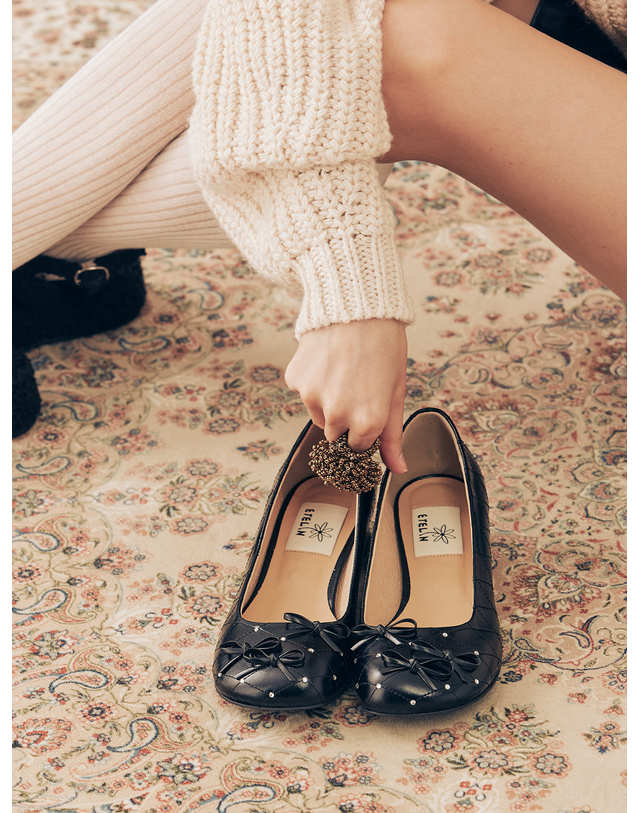 에뗄린 Petite Quilted Ribbon Pumps 쁘띠뜨 퀼팅 리본 펌프스 - Peaerl Black 블랙 착용컷