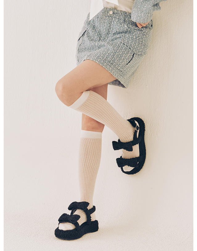 에뗄린 Piona Fur Platform Sandals 피오나 퍼 플랫폼 샌들 - Puddle Black 착용컷