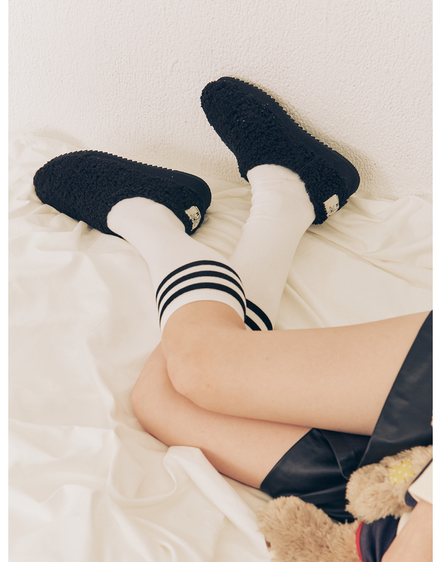 에뗄린 Holiday Fur Patform Loafers 홀리데이 퍼 플랫폼 슬립온 스니커즈 - Midi Black 착용컷