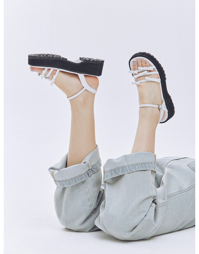 에뗄린 Ribbi Petite Ribbon Platform Sandals 리비 쁘띠뜨 리본 플랫폼 샌들 - Pale White 착용컷