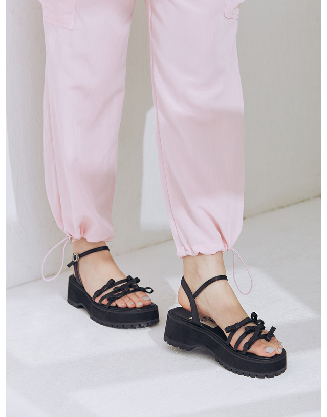 에뗄린 Ribbi Petite Ribbon Platform Sandals 리비 쁘띠뜨 리본 플랫폼 샌들 - Noir Black 착용컷