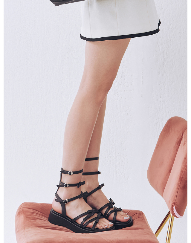 에뗄린 Butterfly Gladiator Strap Sandals 버터플라이 멀티 리본 스트랩 샌들 - Noir Black 착용컷
