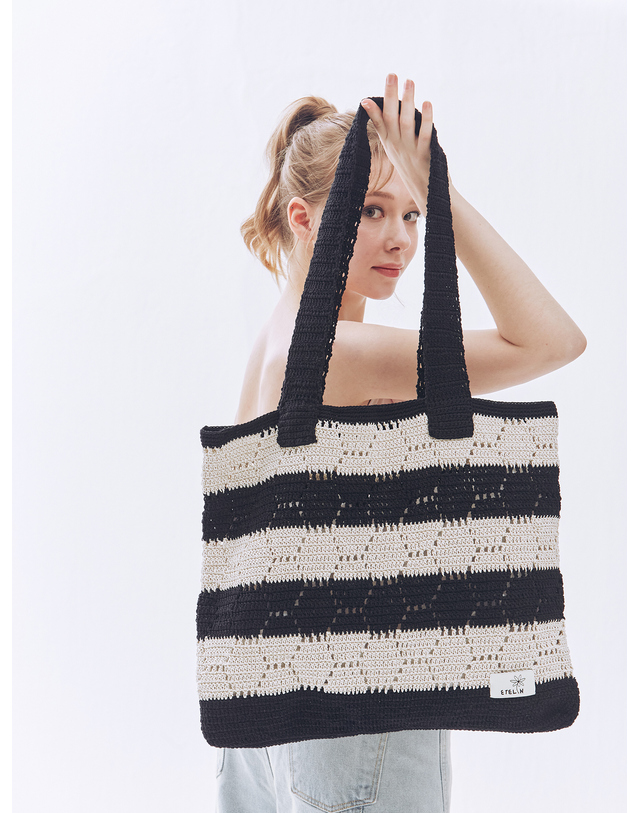 에뗄린 Sunny Knit Shoulder Bag 써니 니트 쇼퍼백 - Black/Silver Stripe 착용컷