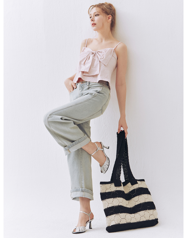 에뗄린 Sunny Knit Shoulder Bag 써니 니트 쇼퍼백 - Black/Silver Stripe 착용컷