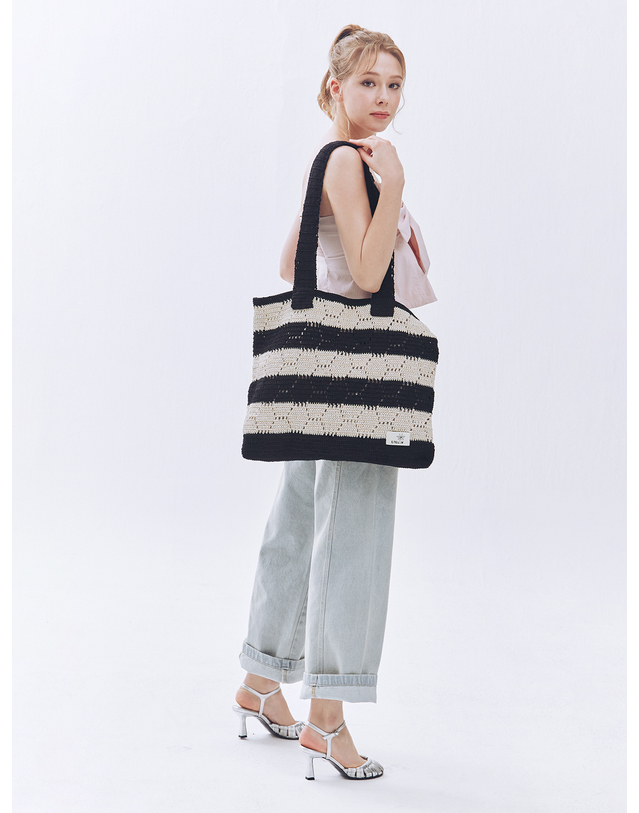에뗄린 Sunny Knit Shoulder Bag 써니 니트 쇼퍼백 - Black/Silver Stripe 착용컷