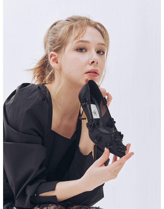 에뗄린 Jardin Flower Mesh Pumps 쟈르뎅 플라워 메쉬 펌프스 힐 - Mesh Black 착용컷