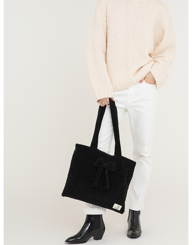 에뗄린 Lapin Corduroy Ribbon Bag 라팡 코듀로이 리본 에코백 - Cordu Black 착용컷