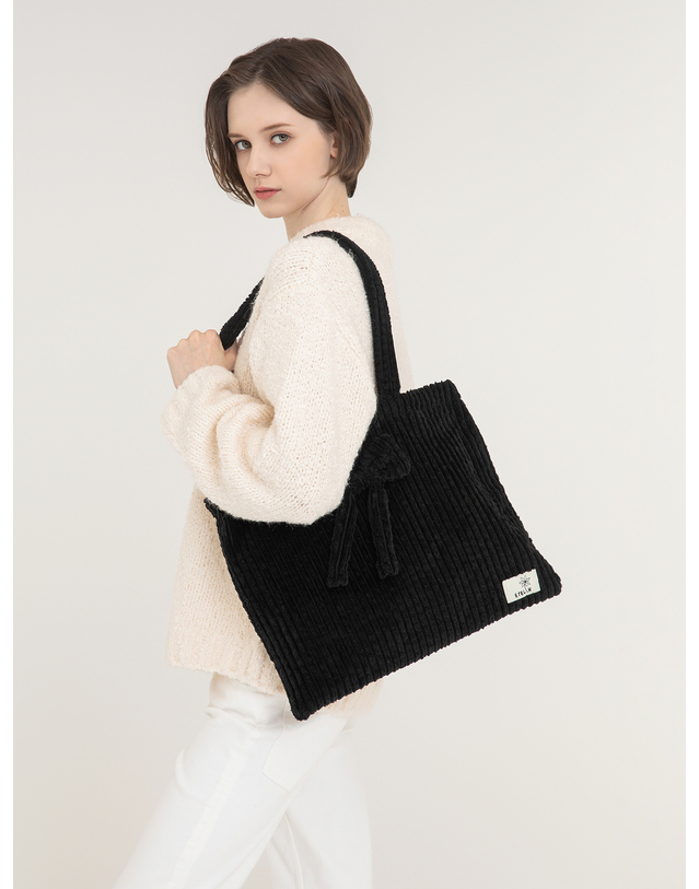 에뗄린 Lapin Corduroy Ribbon Bag 라팡 코듀로이 리본 에코백 - Cordu Black 착용컷