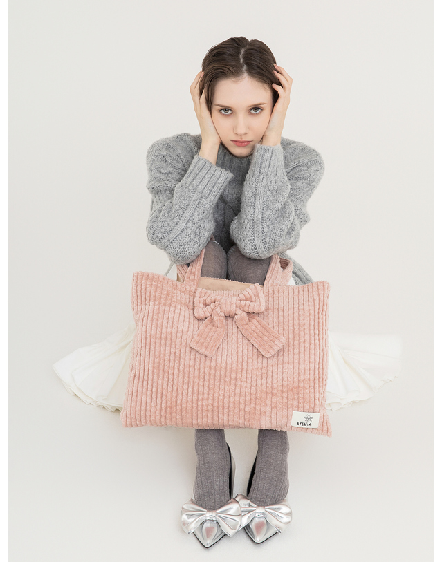 에뗄린 Lapin Corduroy Ribbon Bag 라팡 코듀로이 리본 에코백 - Baby Pink 착용컷