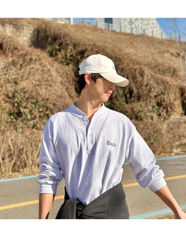 볼릭 Ballic Sweatshirt green (남녀공용) 그레이 착용컷