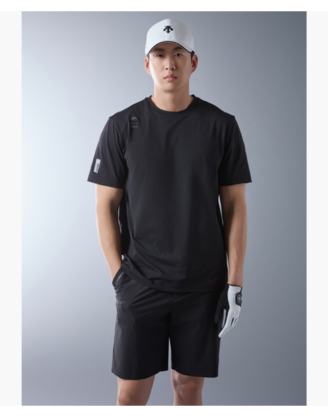 데상트 골프 남여공용 라운드 반팔 티셔츠 (DQ22MFNS41) 착용컷