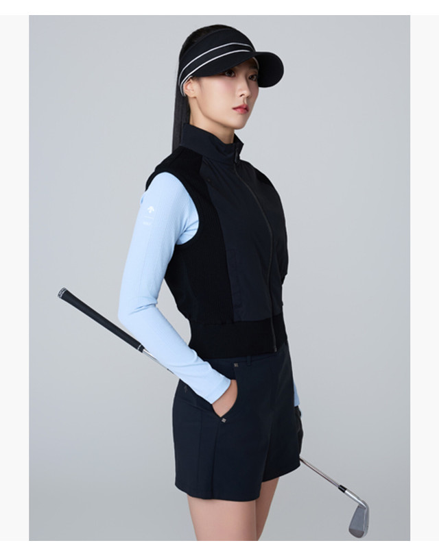 데상트 골프 여성 사일런스블락 우븐 하이브리드 집업 베스트 (DQ32WFKV8A) 착용컷