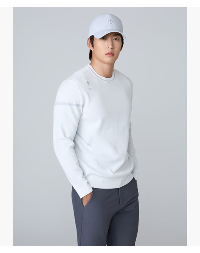 데상트 골프 남성 솔리드 홑겹 라운드 스웨터 (DQ31MFKP82) 착용컷