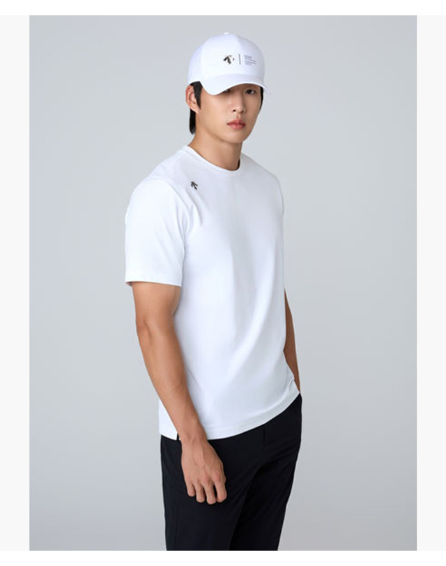 데상트 골프 남여공용 라운드 반팔 티셔츠 DQ32MFNS72 착용컷