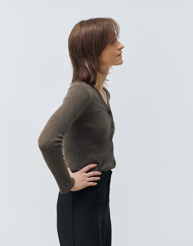 르희 캐시미어 italy cashmere 20% - v-neck rib cardigan (brown) 착용컷