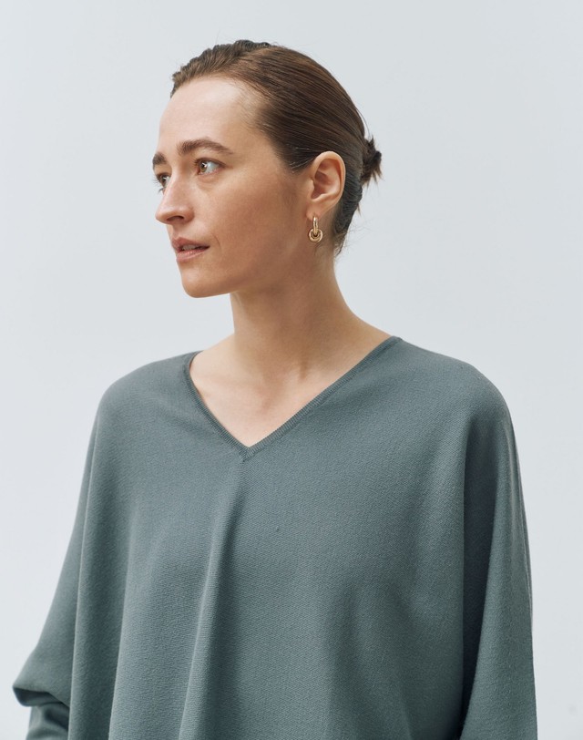 르희 캐시미어 v-neck loose pullover (green) -Merino Mercerized Wool 100% - 착용컷