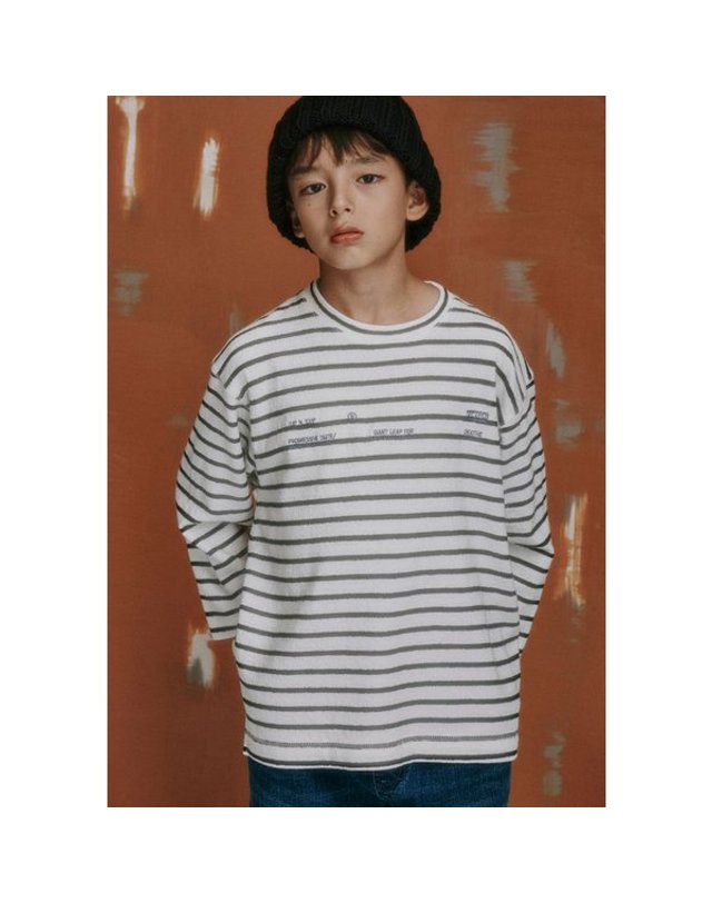 블루테일 [갤러리아] AZG1TS02BK 블랙 스트라이프 티셔츠 착용컷