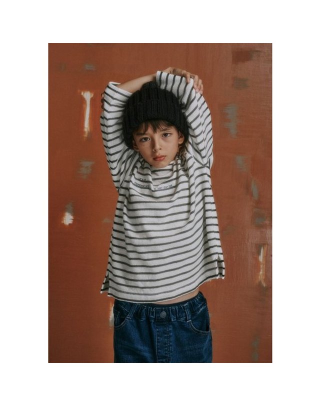 블루테일 [갤러리아] AZG1TS02BK 블랙 스트라이프 티셔츠 착용컷