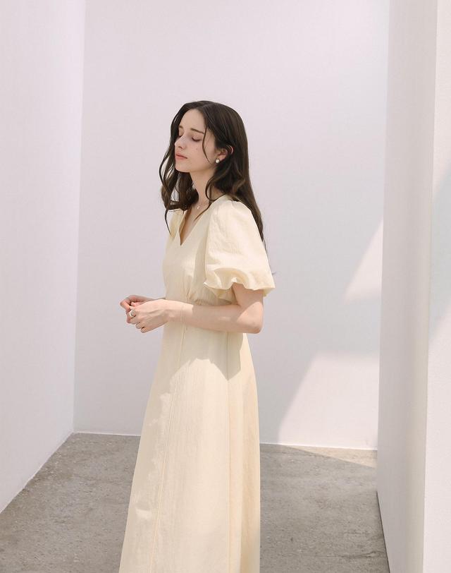 켈리도나휴 벨티드 브이 벌룬원피스 착용컷